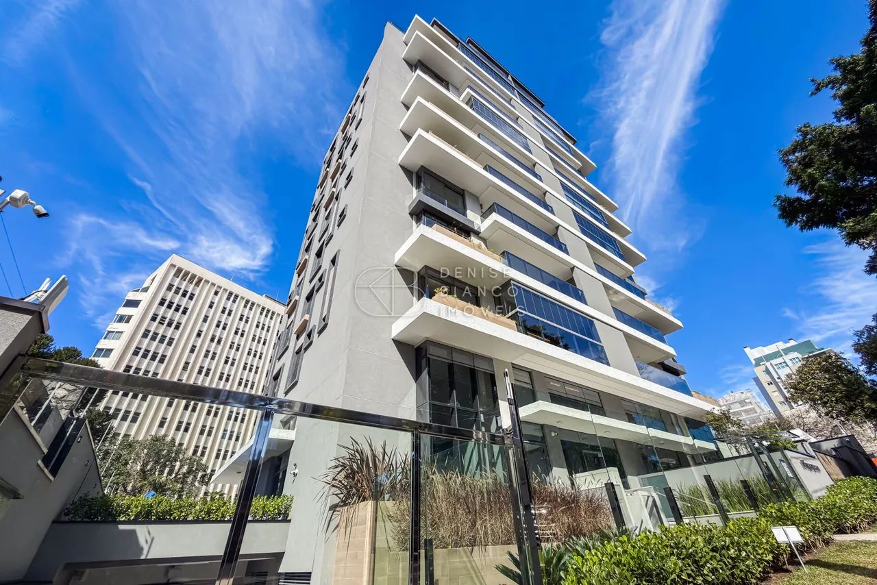 Apto no Batel com 2 suites, 3 vagas e ampla varanda com churrasqueira.