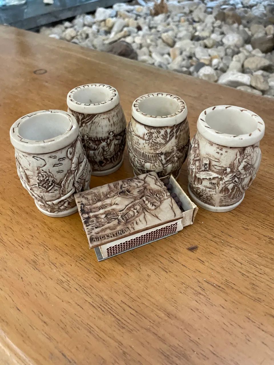 Kit decorativo vintage argentino com 4 mini copos e caixa de fósforos - Foto 3