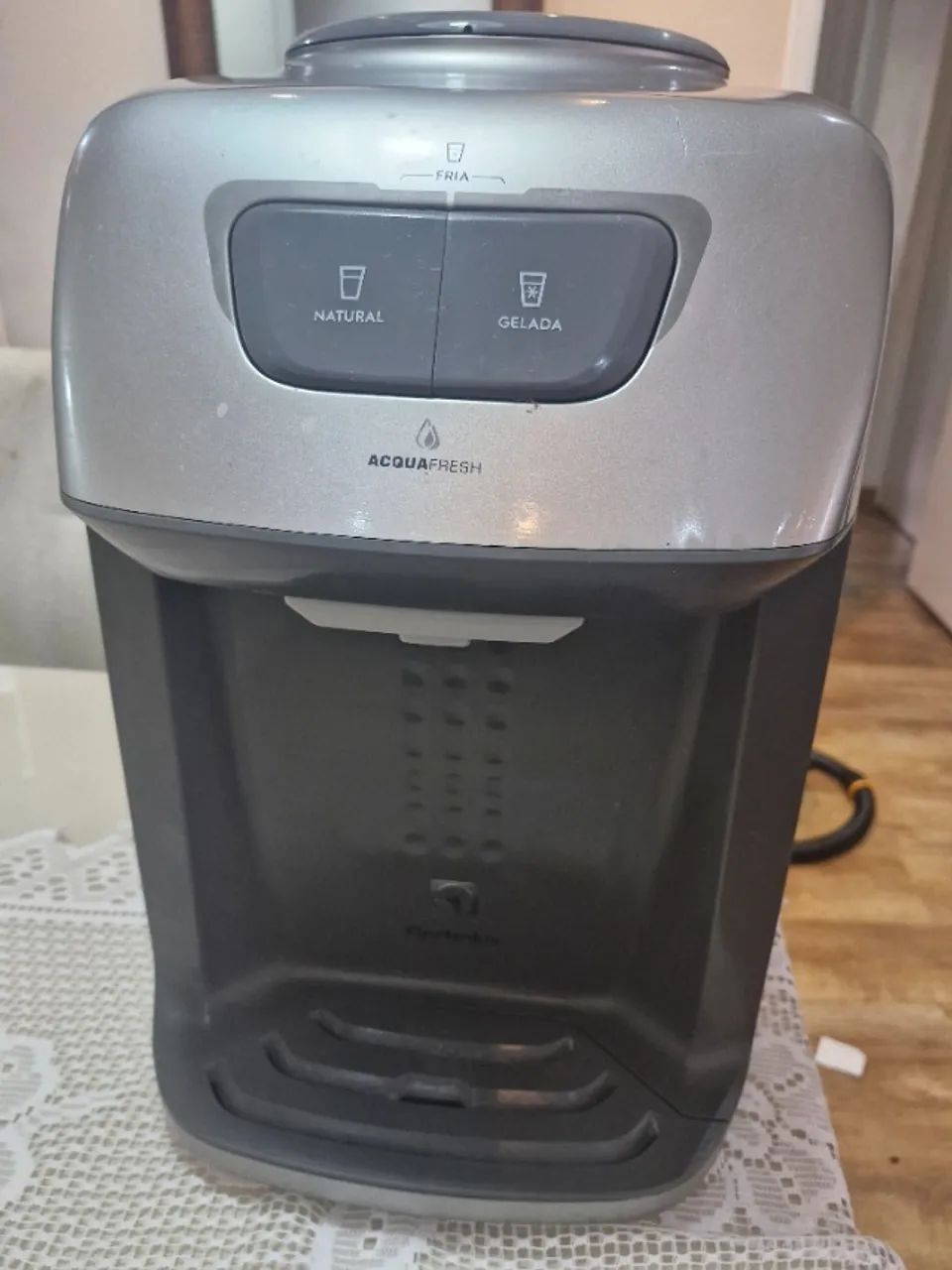 Bebedouro Electrolux e dois vasilhames