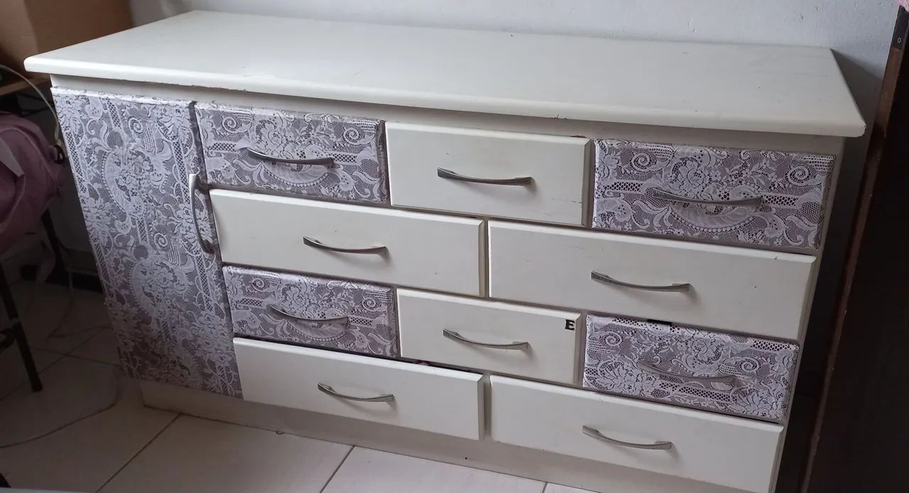 Cômoda de madeira nobre