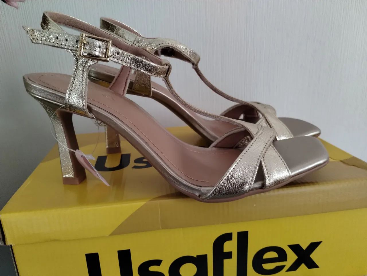 Sandália em couro Usaflex dourada NR 38 nova 