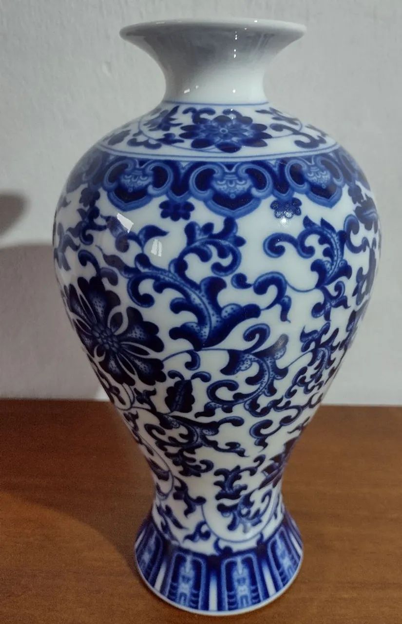 Vaso floreiro de porcelana azul e branco 