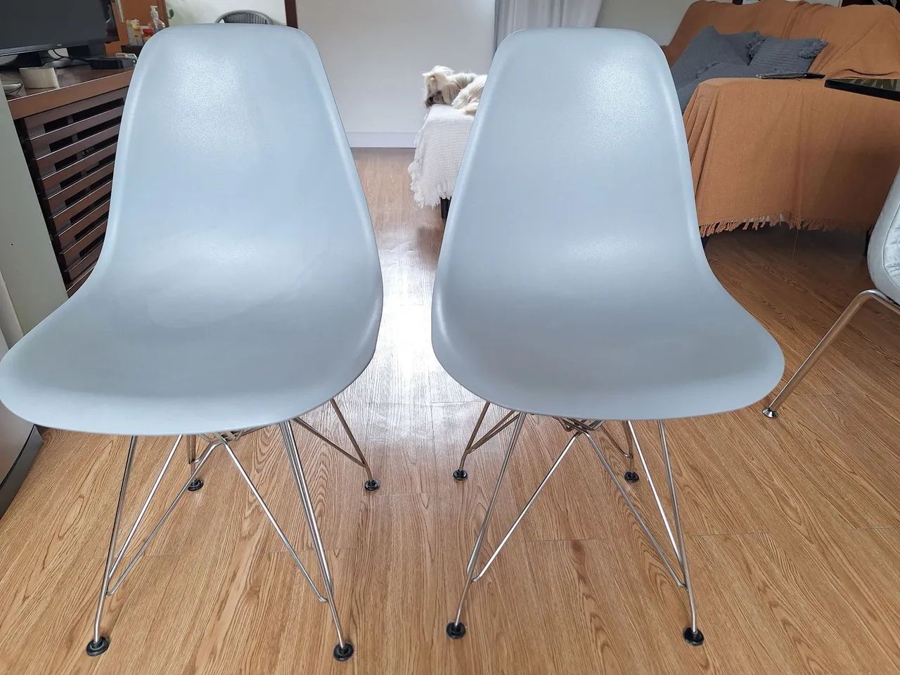 Conjunto 2 cadeiras eiffel pés cromados 