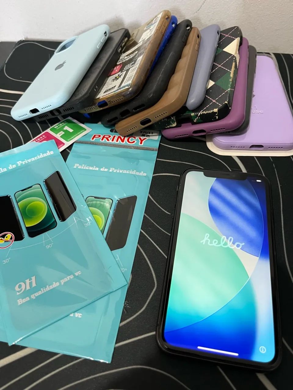 Iphone 11 com 11 capinhas + 2 películas