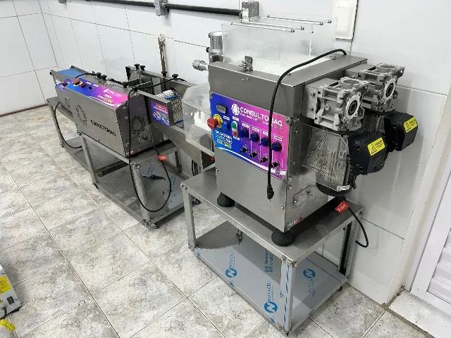 Uma fábrica com esse 3 equipaEquipe e fabrique salgados de vários tamanhos e tipos.