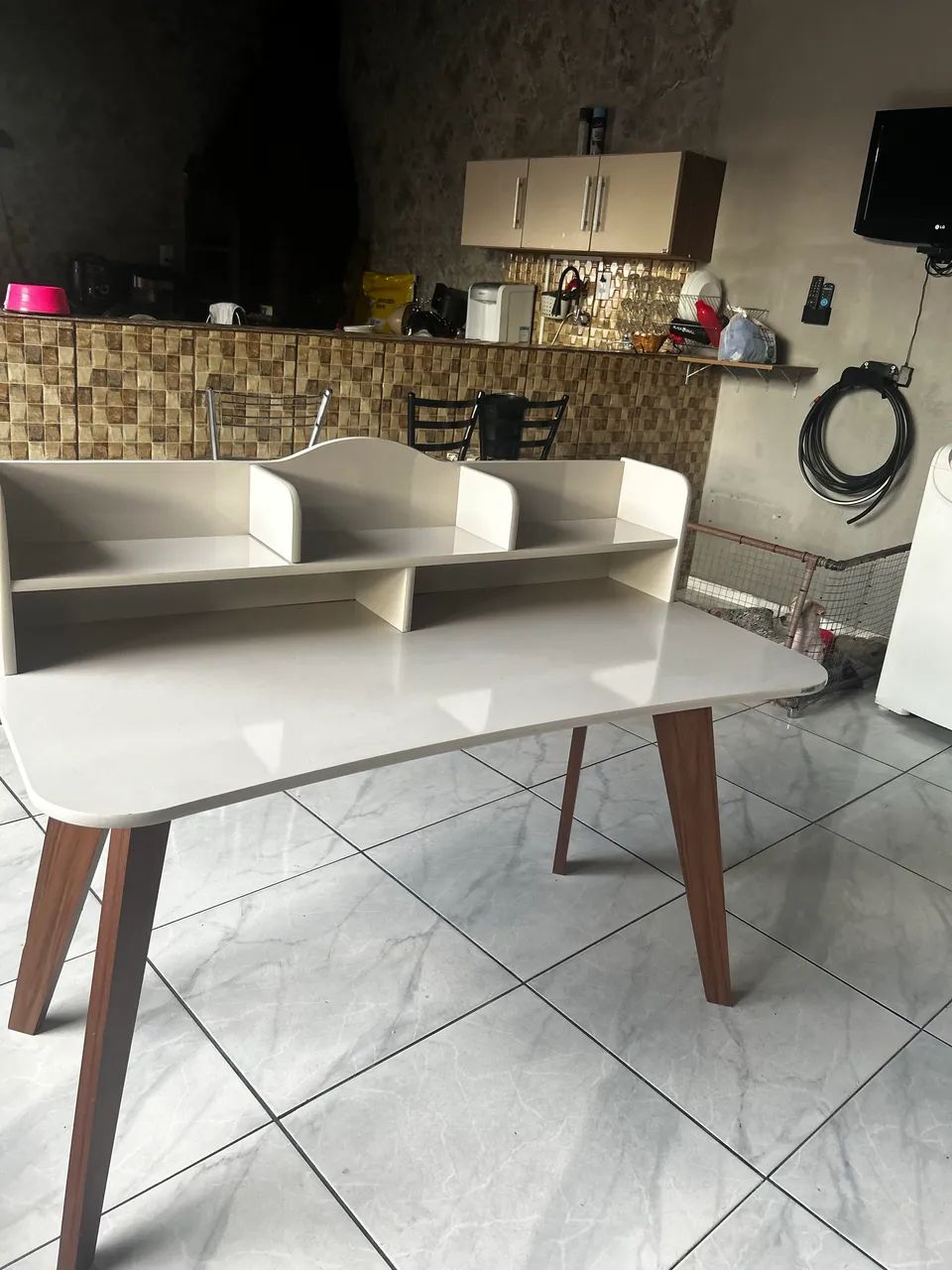 Mesa de escritório/estudo com nichos