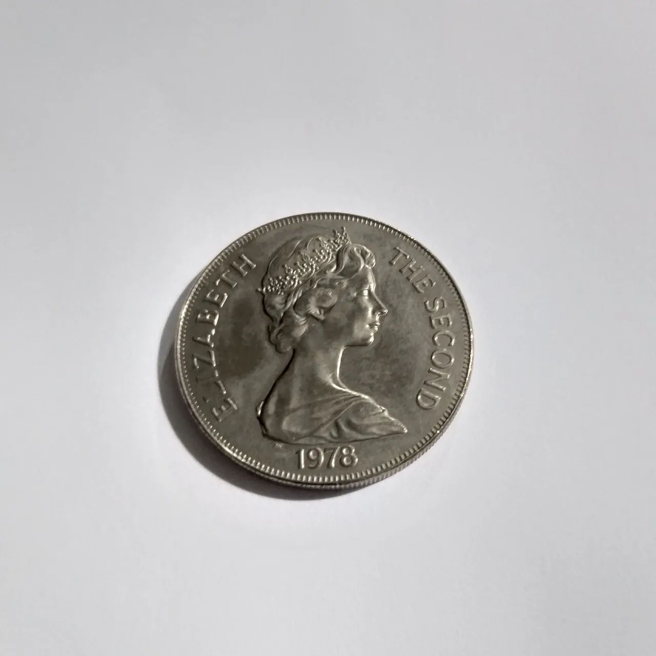 MOEDA DE 1 CROWN (COROA), COMEMORATIVA DO JUBILEU DE PRATA DA RAINHA ELIZABETH II.   - Foto 3