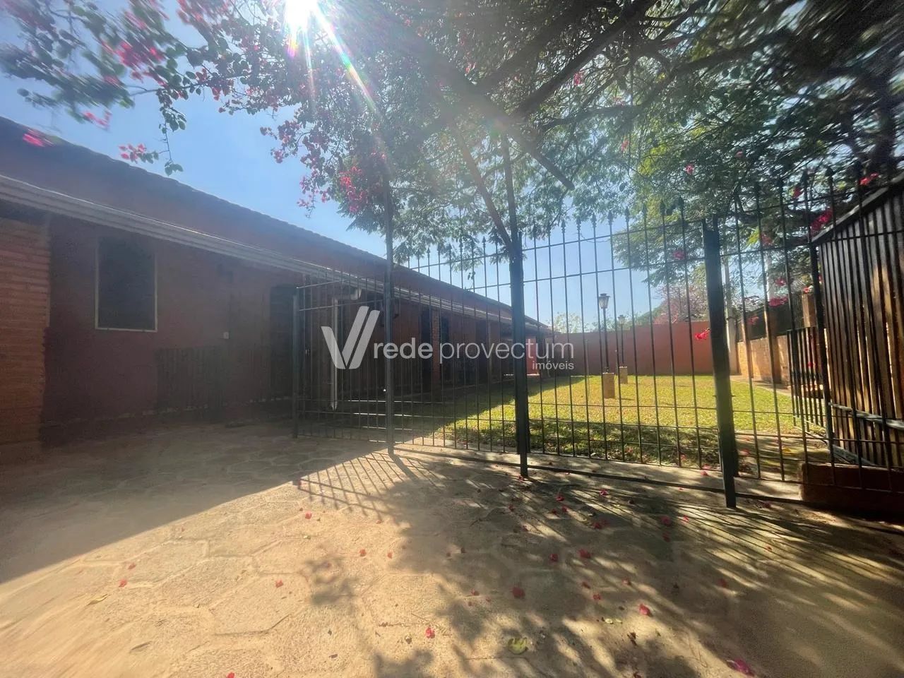 Chácara a venda com 3 quartos no Village Campinas.