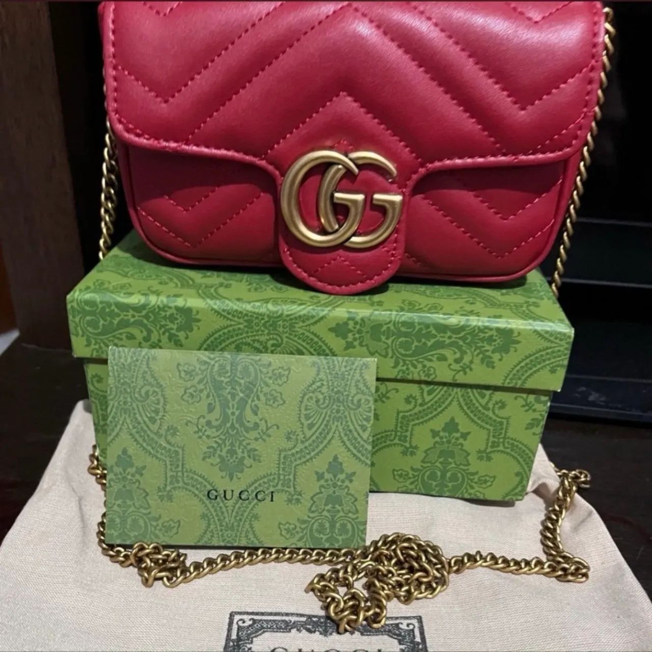 Bolsa Gucci marmont super mini vinho com ferragens douradas, nova 