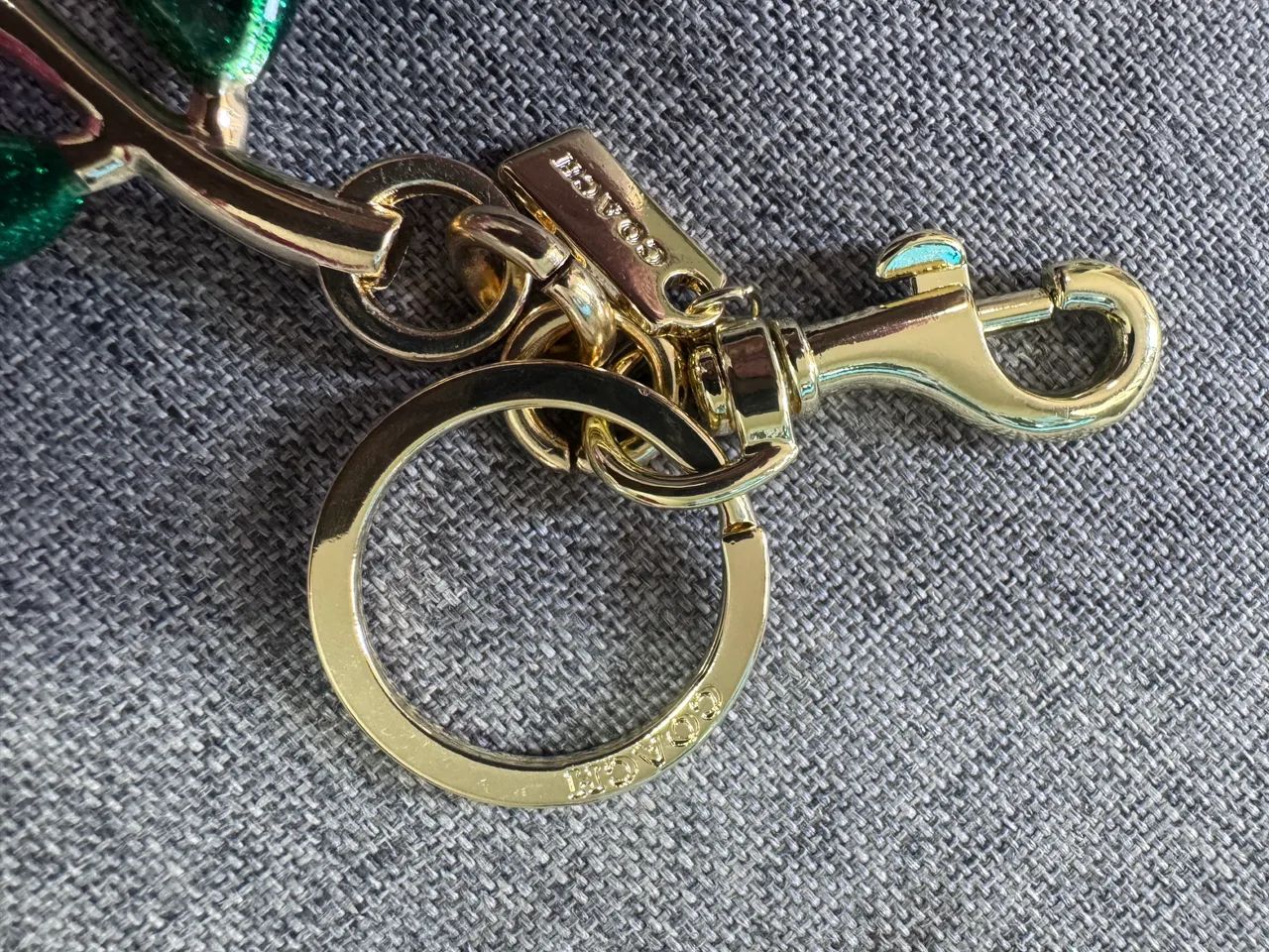Chaveiro cereja vermelha com dourado  - Foto 5