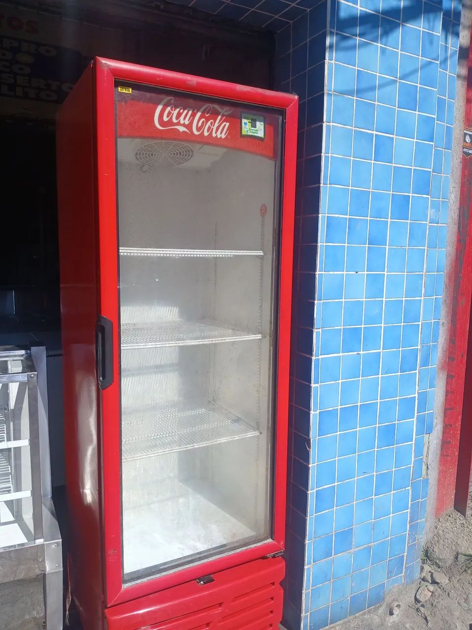 Geladeira expositora adesivada 