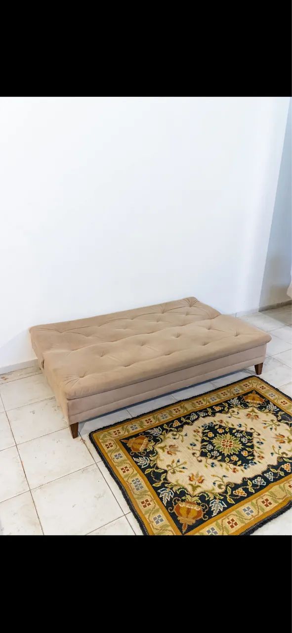 Sofá Cama elegante e confortável em suede bege, com pés de madeira robustos e espuma D33 - Foto 4