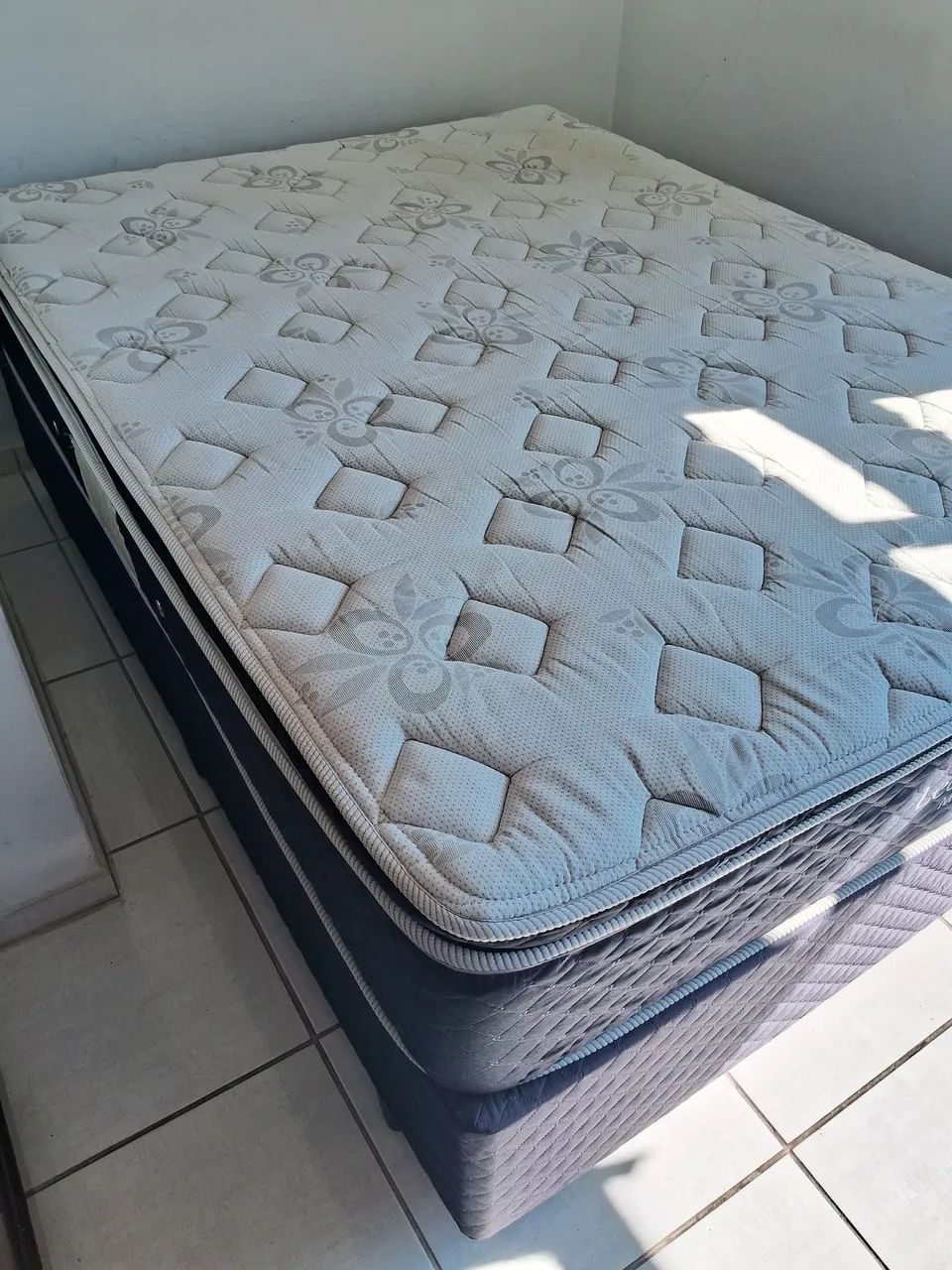 Cama box de casal. 