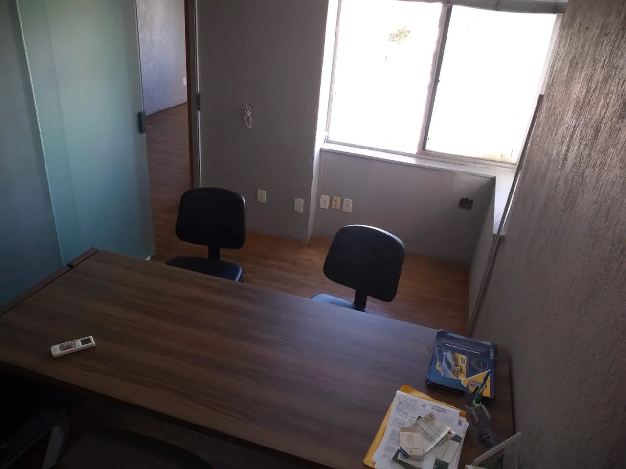ESCRITÓRIO SEMI MOBILIADO