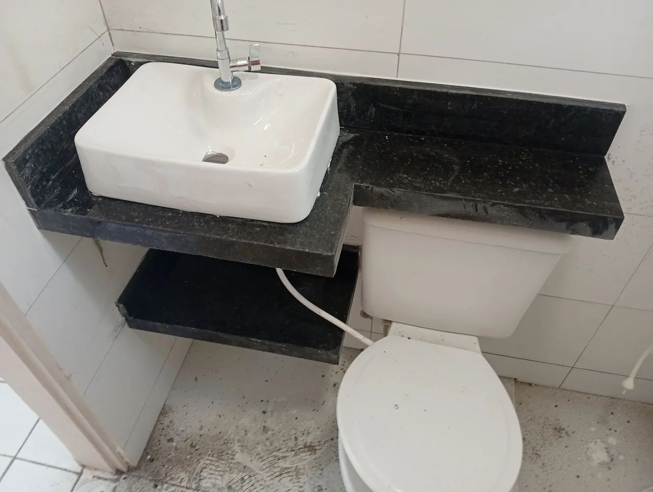 Bancada de banheiro no verde Ubatuba com prateleira 
