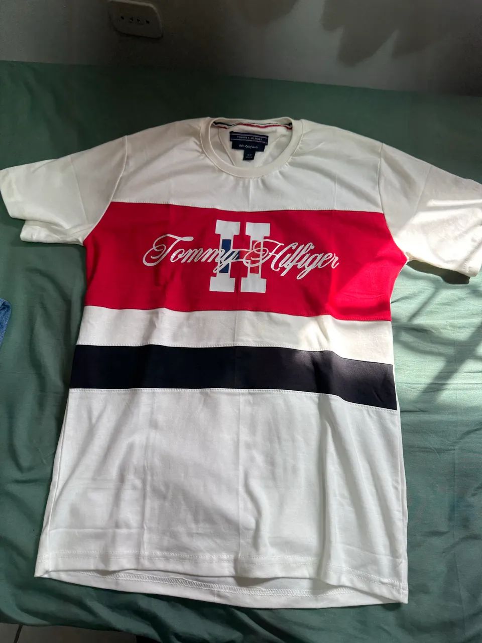 Camiseta Tommy Hilfiger nunca usada, ótima qualidade 