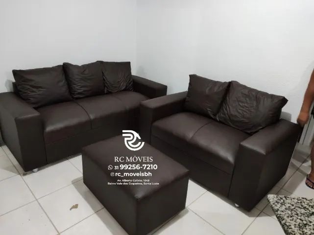 Sofá 3 e dois lugares com Puff Couro Sintético D33 Direto da Fábrica - Foto 3