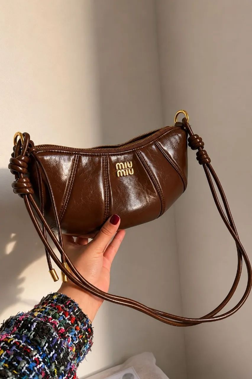 Bolsa Miu Miu Wander Preta com Ferragens Douradas - Foto 5