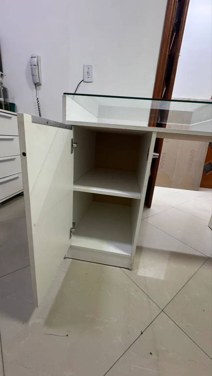 Mesa de escrito com tampa de vidro e gaveteiro - Foto 2