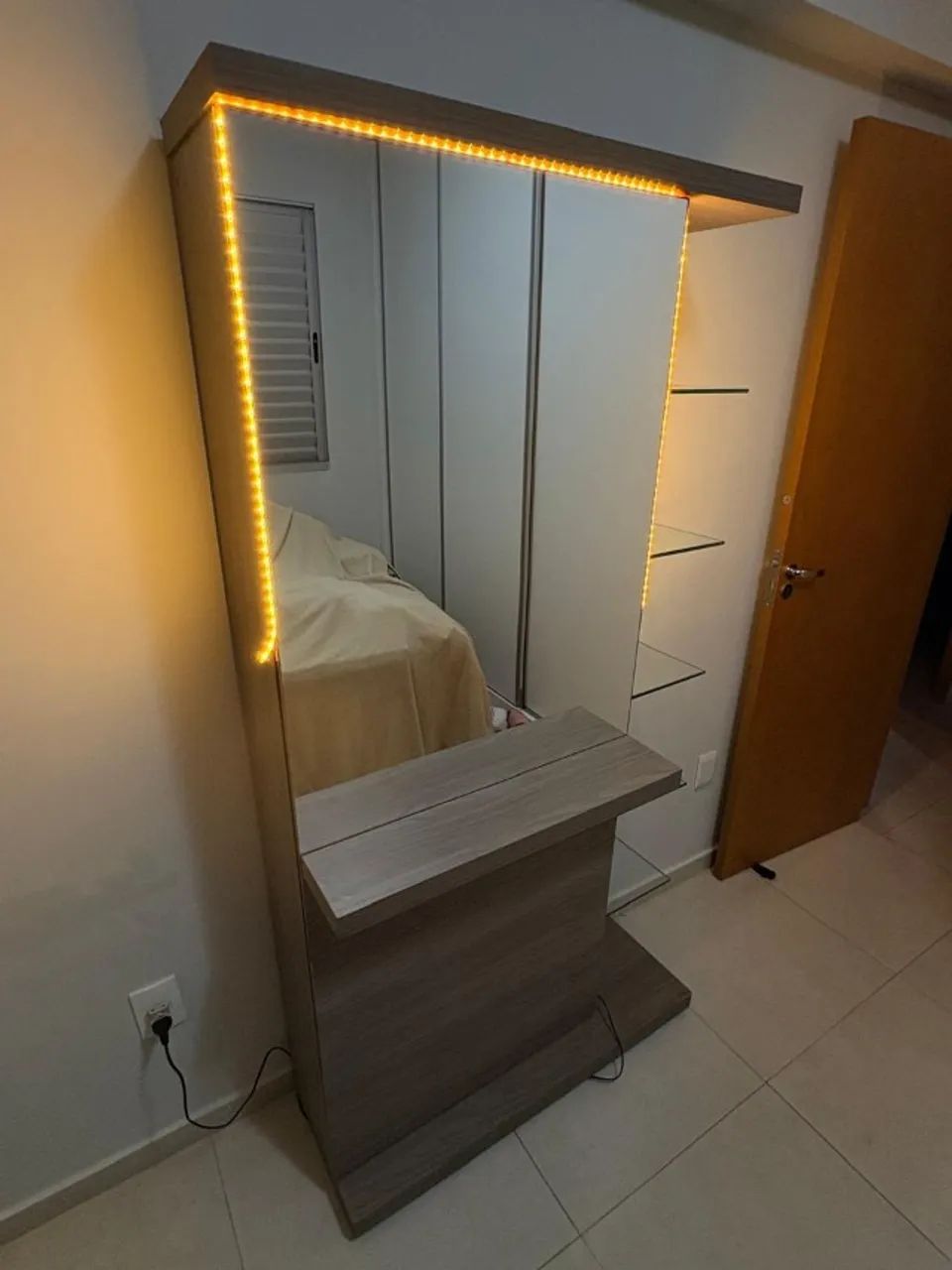 Penteadeira Camarim Moderna com LED e Prateleiras de Vidro - Foto 4