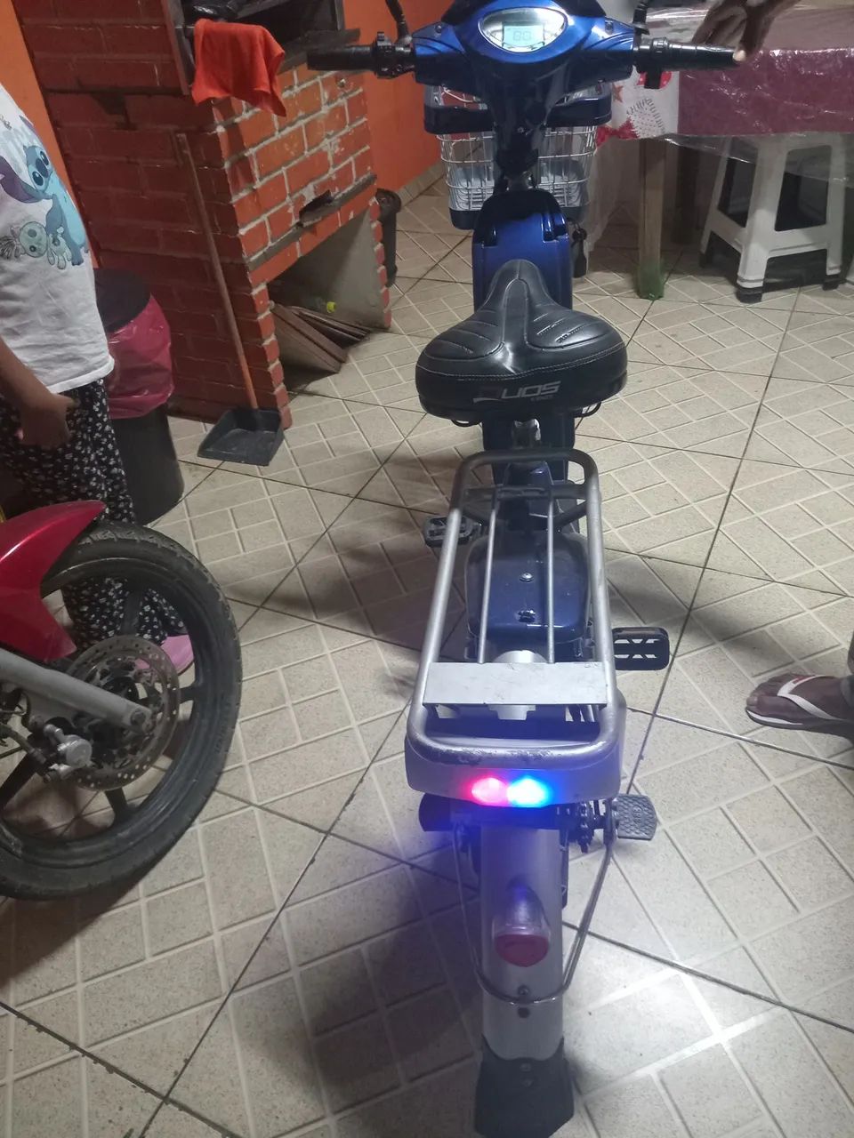 Bicicleta Elétrica E-Maxx Duos 800W Entrada USB Alarme e Seta cor azul - Foto 3