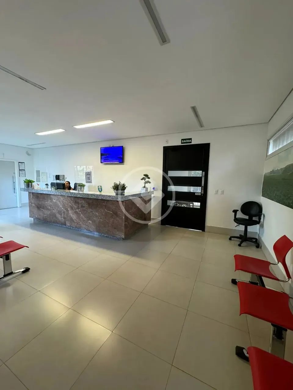 Prédio comercial com 3 salas, todas com lavabo, recepção, copa, 8 vagas de garagem. codigo - Foto 5