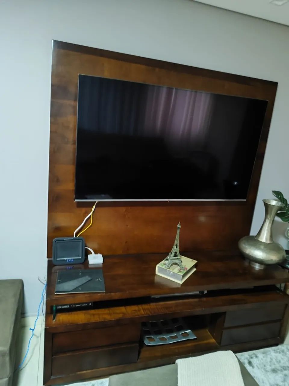 Painel e rack em perfeito estado de conservação 