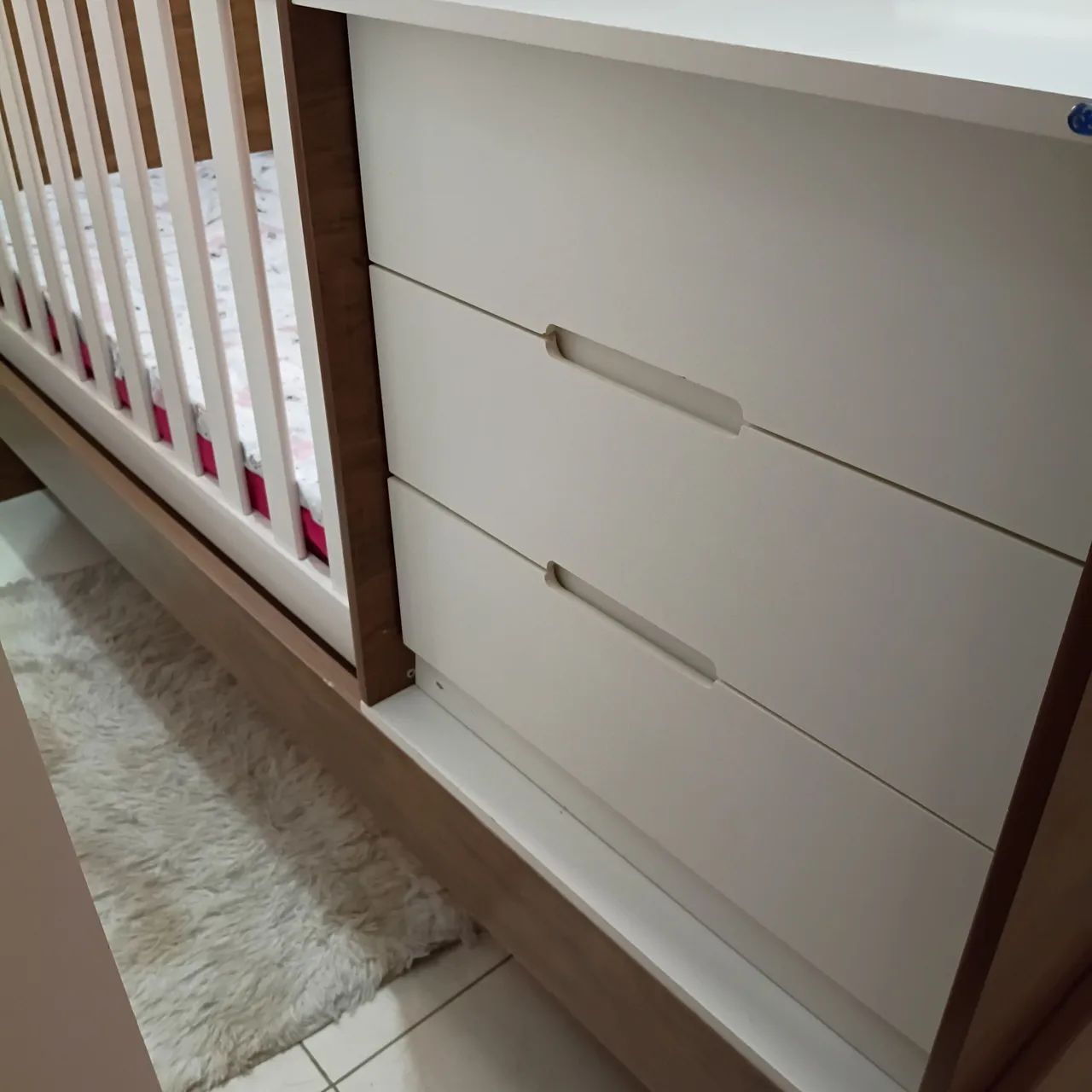 Berço que vira cama, com cama auxiliar e cômoda - Foto 4