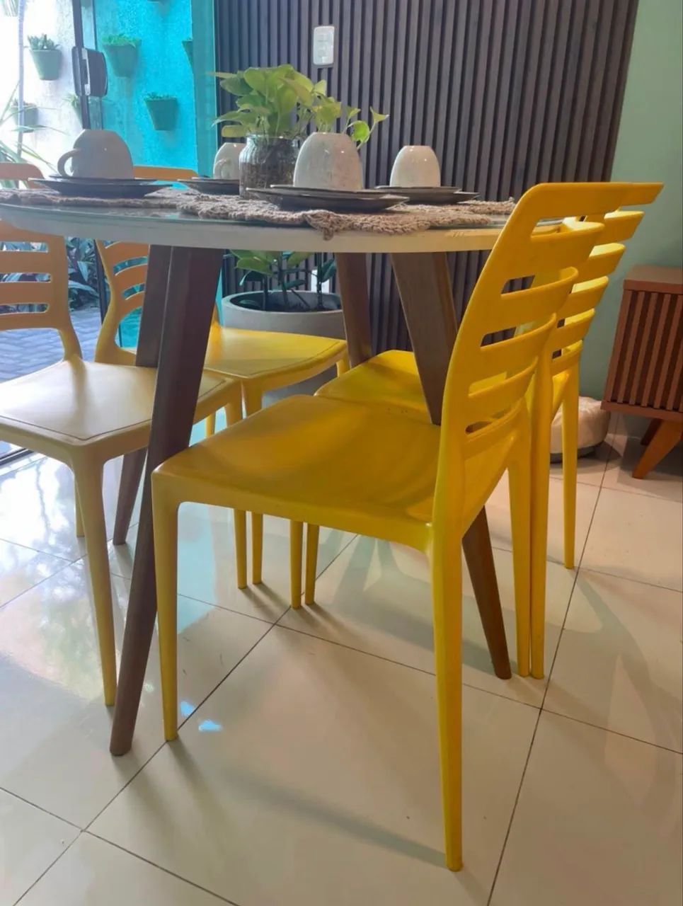 MESA RENDONDA + 4 CADEIRAS