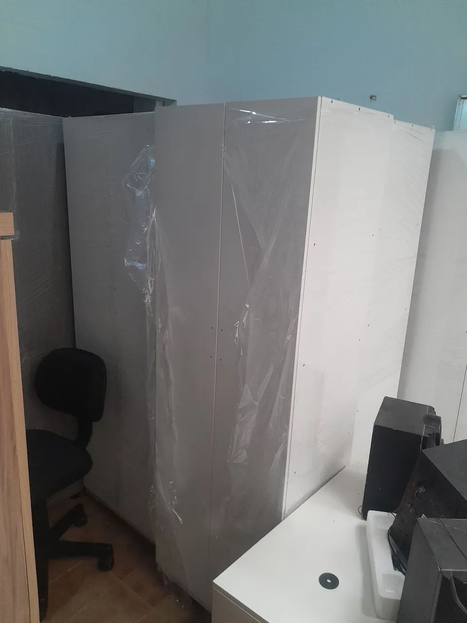 ARMÁRIO MULTIUSO NOVO  branco e marrom e cinza - Foto 2