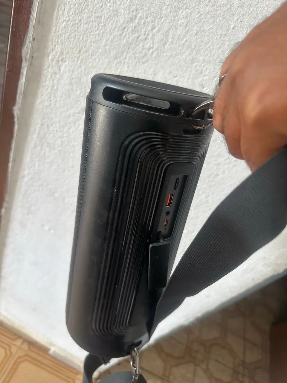 Caixa de som portátil estilo JBL 