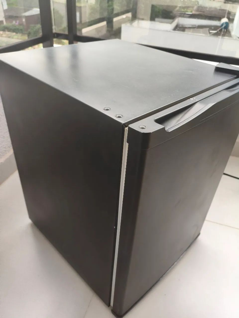 Frigobar Midea 67 litros 110v preto - Foto 3