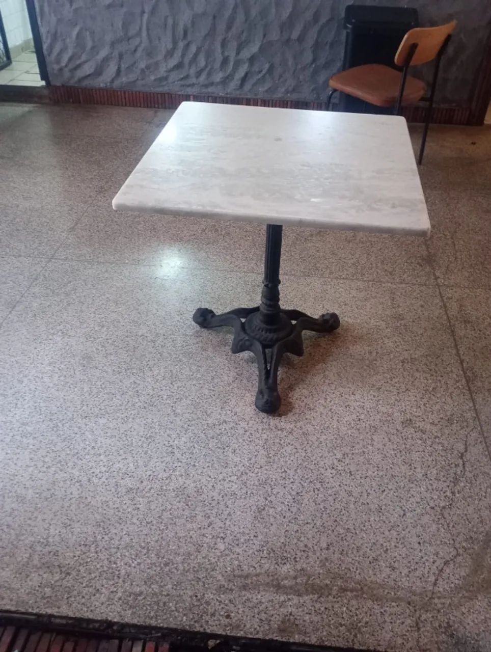 Mesa Vintage com Tampo de Pedra e Base de Ferro Fundido - 70x70 - Foto 2