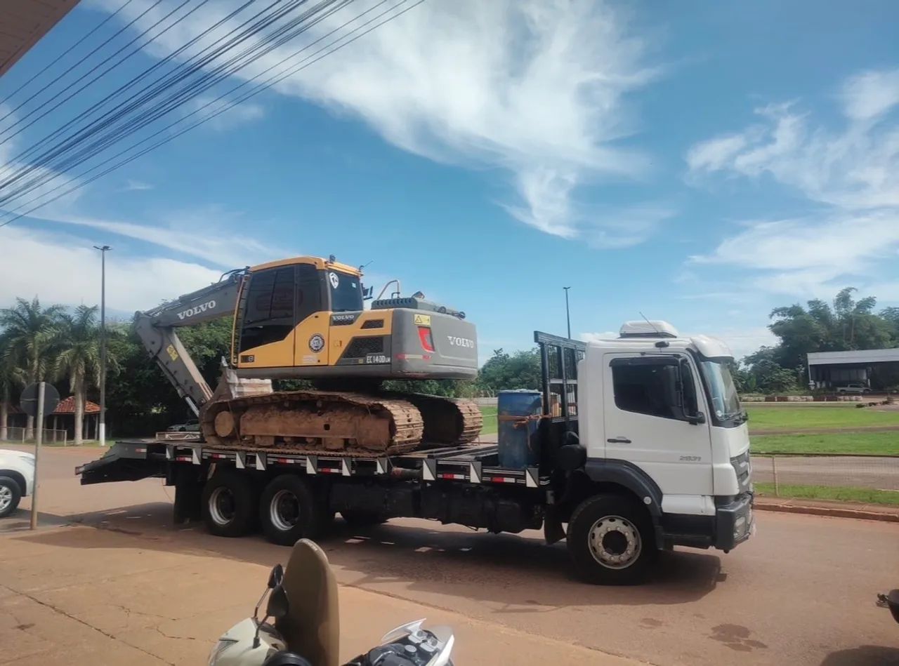 Caminhão e escavadeira