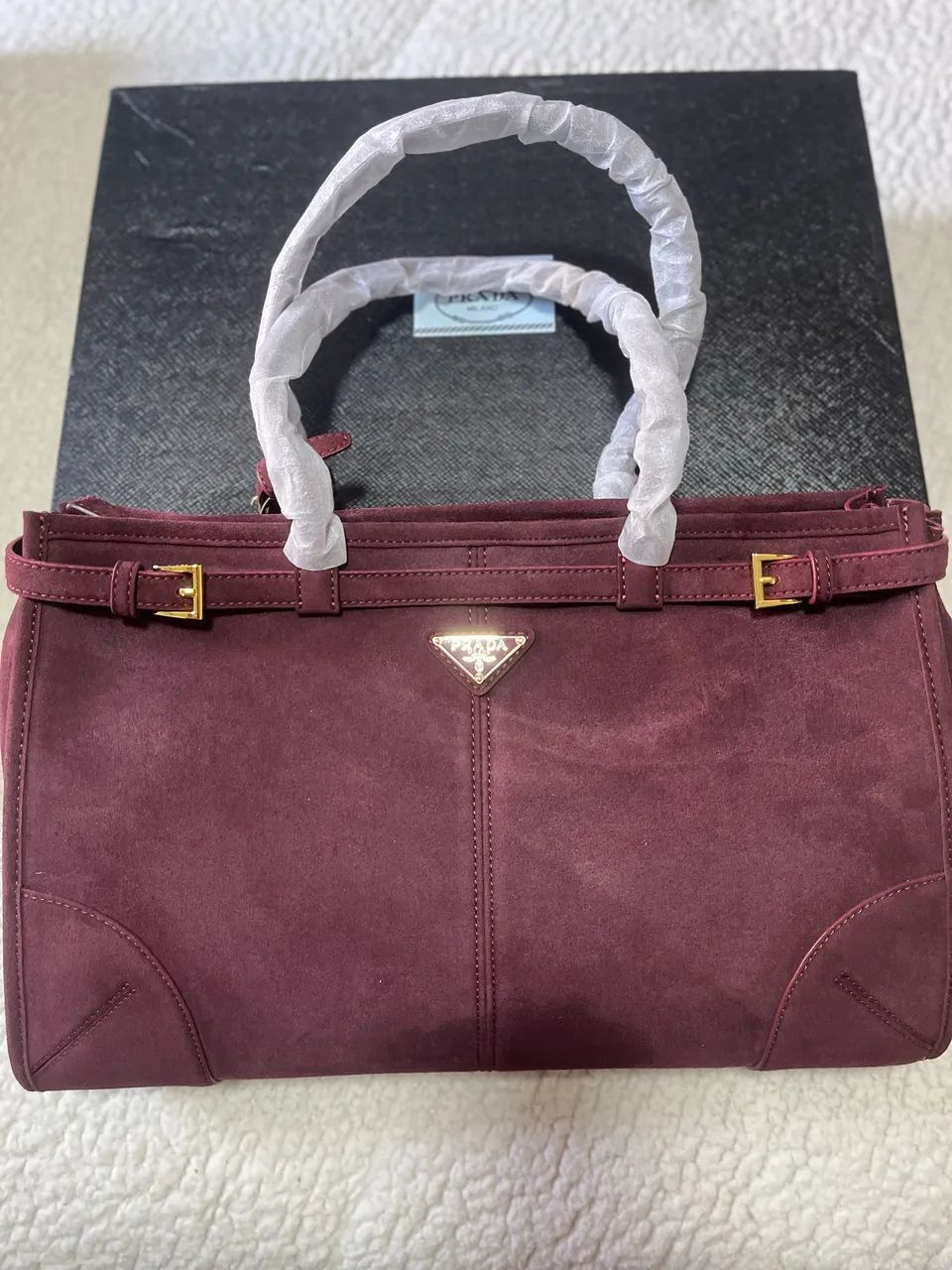 Bolsa Prada  em Camurça Bordô - Logo Triangular Dourado