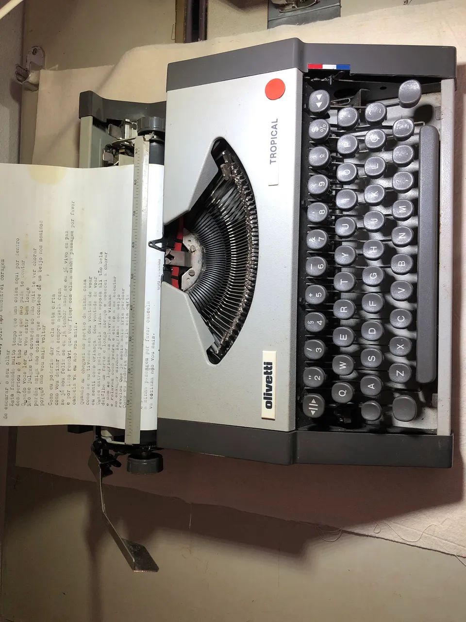 Máquina de escrever (datilografia) modelo Olivetti Tropical fabricado em 1990  - Foto 2
