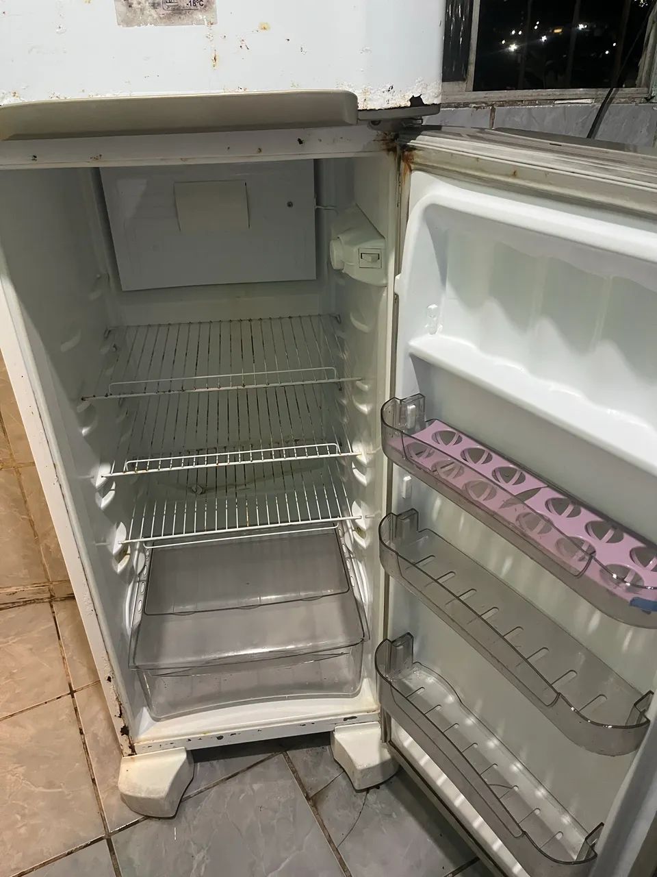     Geladeira Esmaltec Funcionando Perfeitamente - Gela Muito! - Foto 3