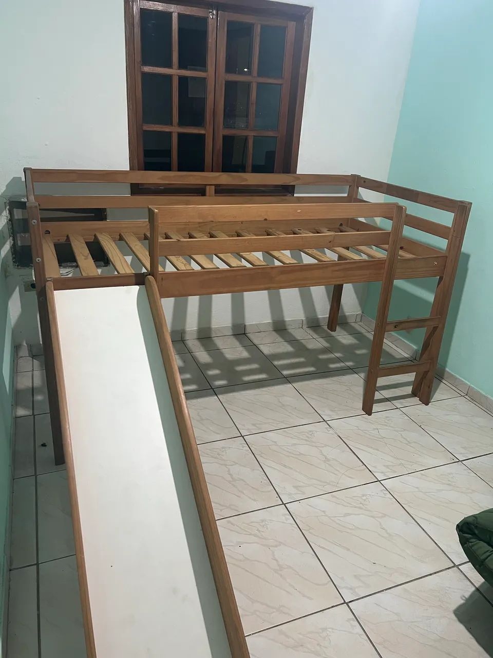 Cama de Madeira Suspensa com Escorrega - Foto 2