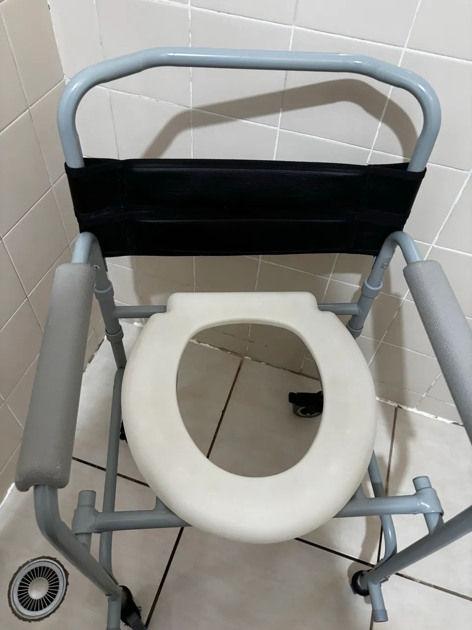 Cadeira de rodas com assento sanitário - Foto 4