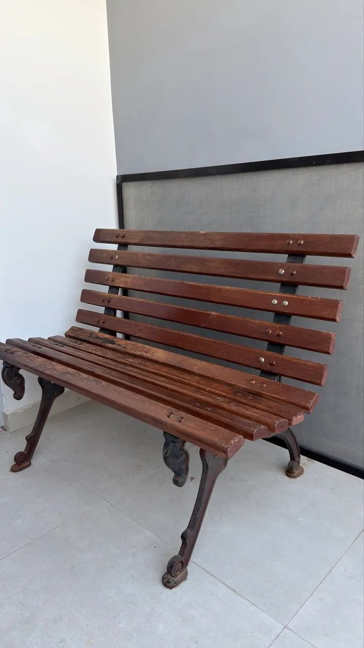 Banco de Madeira Maciça com Pés de Ferro - Resistente - Foto 3