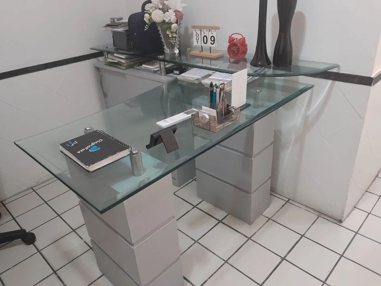 Vendo mesa escritório/consultorio com m óvel  - Foto 2