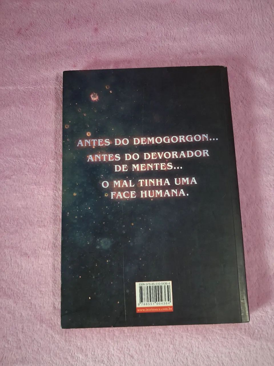 Livro de Stranger Things: raízes do mal - Foto 2