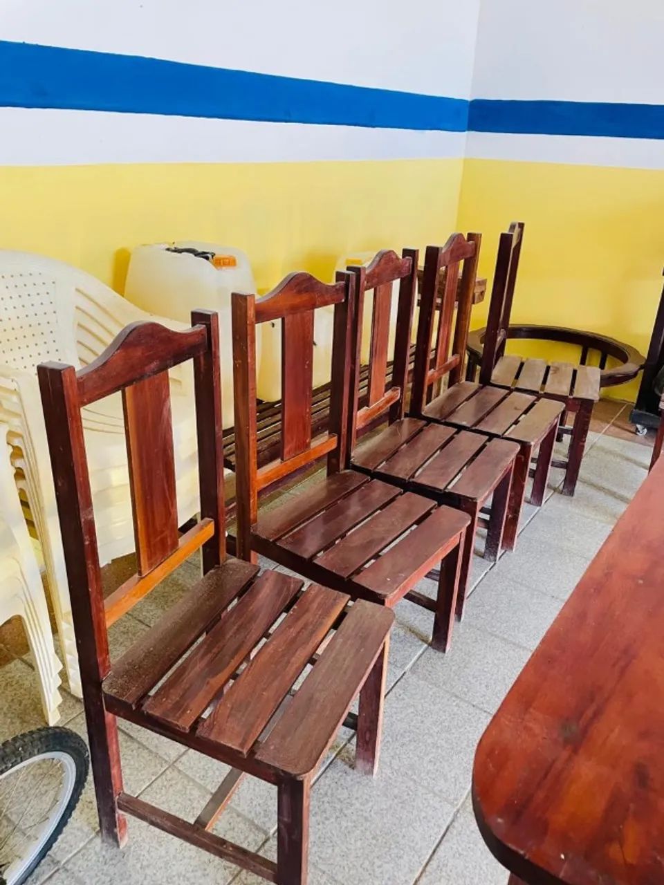 Mesa com 6 cadeiras em moracatiara