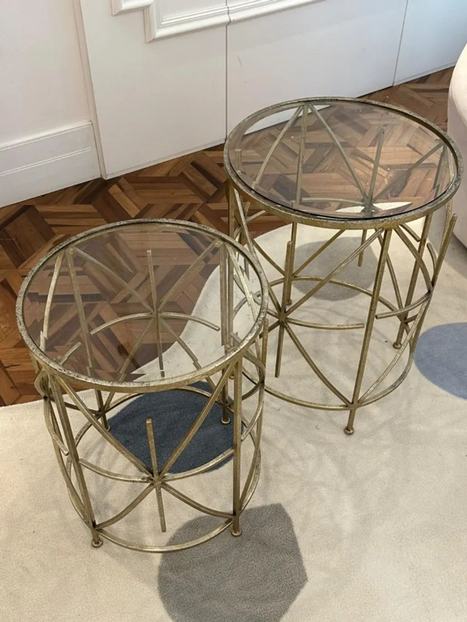 Conjunto de 2 mesas laterais douradas - Foto 2