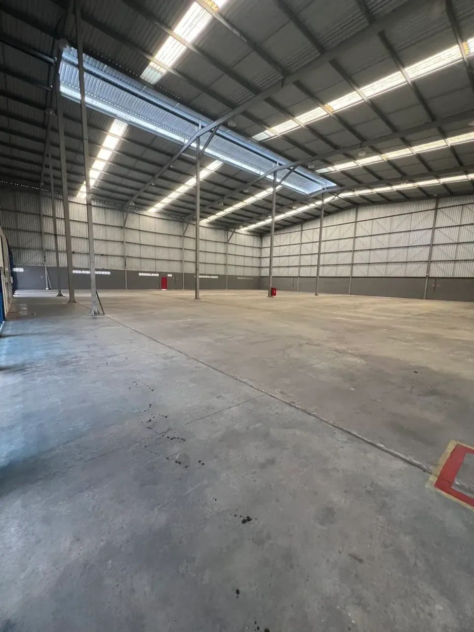 Galpão com 2052m2 com 8 docas em Condomínio às margens da BR 101 Conde PB