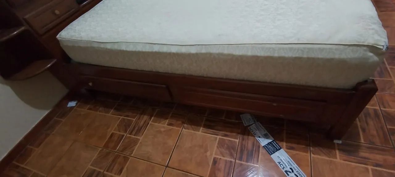 Cama de madeira com gaveteiros e baú na cabeceira - Foto 4