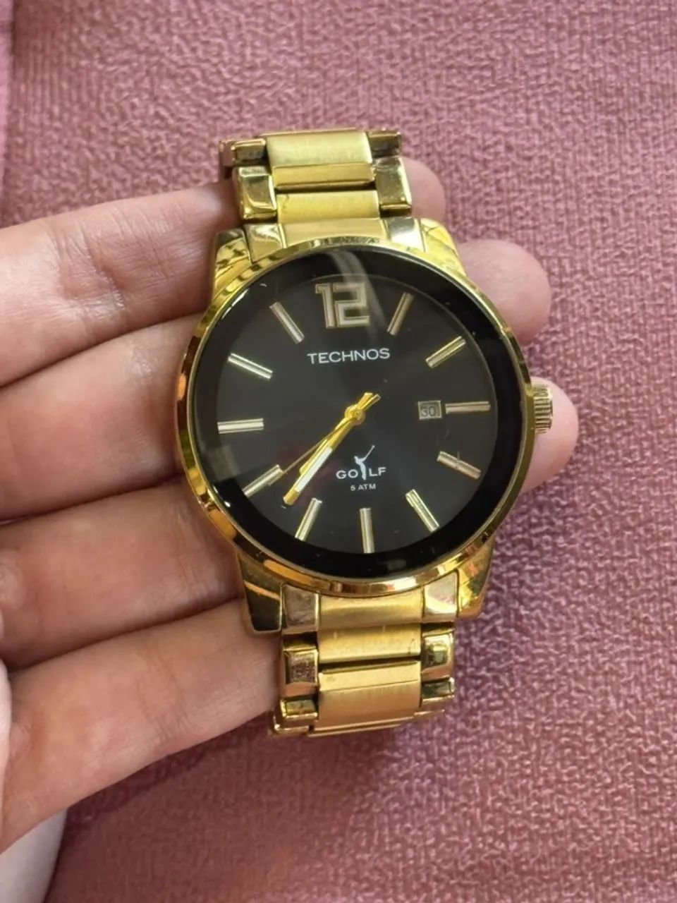 Relógio Technos Golf dourado com mostrador preto