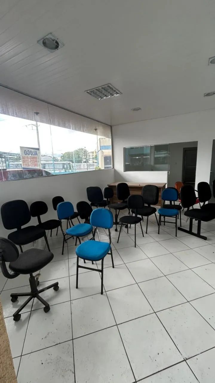 Mesa de Escritório com várias cadeiras - Foto 3