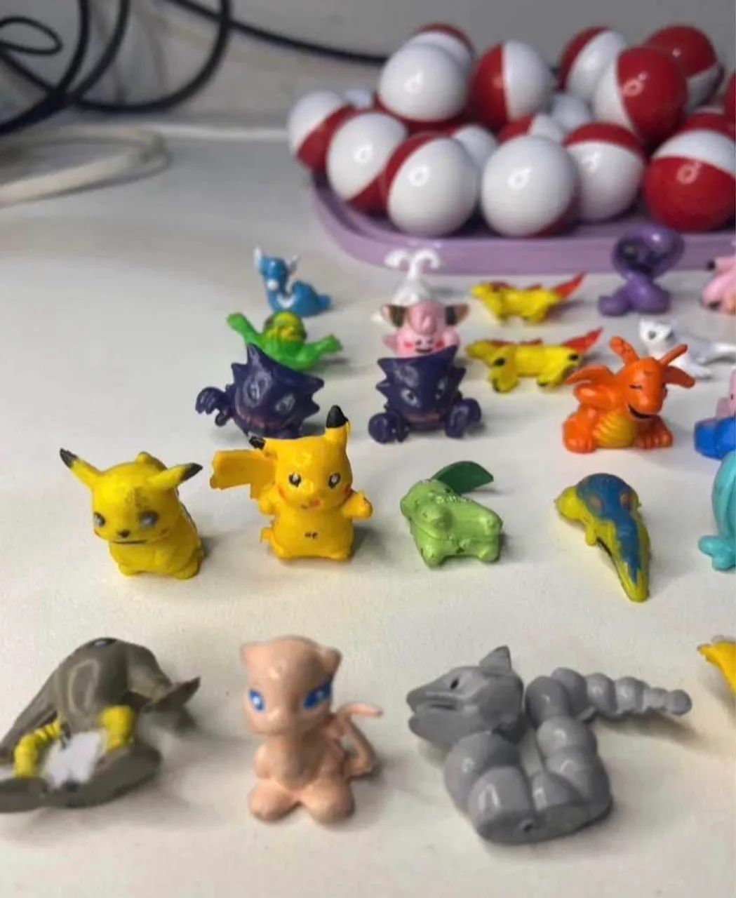 Lote miniaturas de Pokémon + pokebolas  - Foto 2