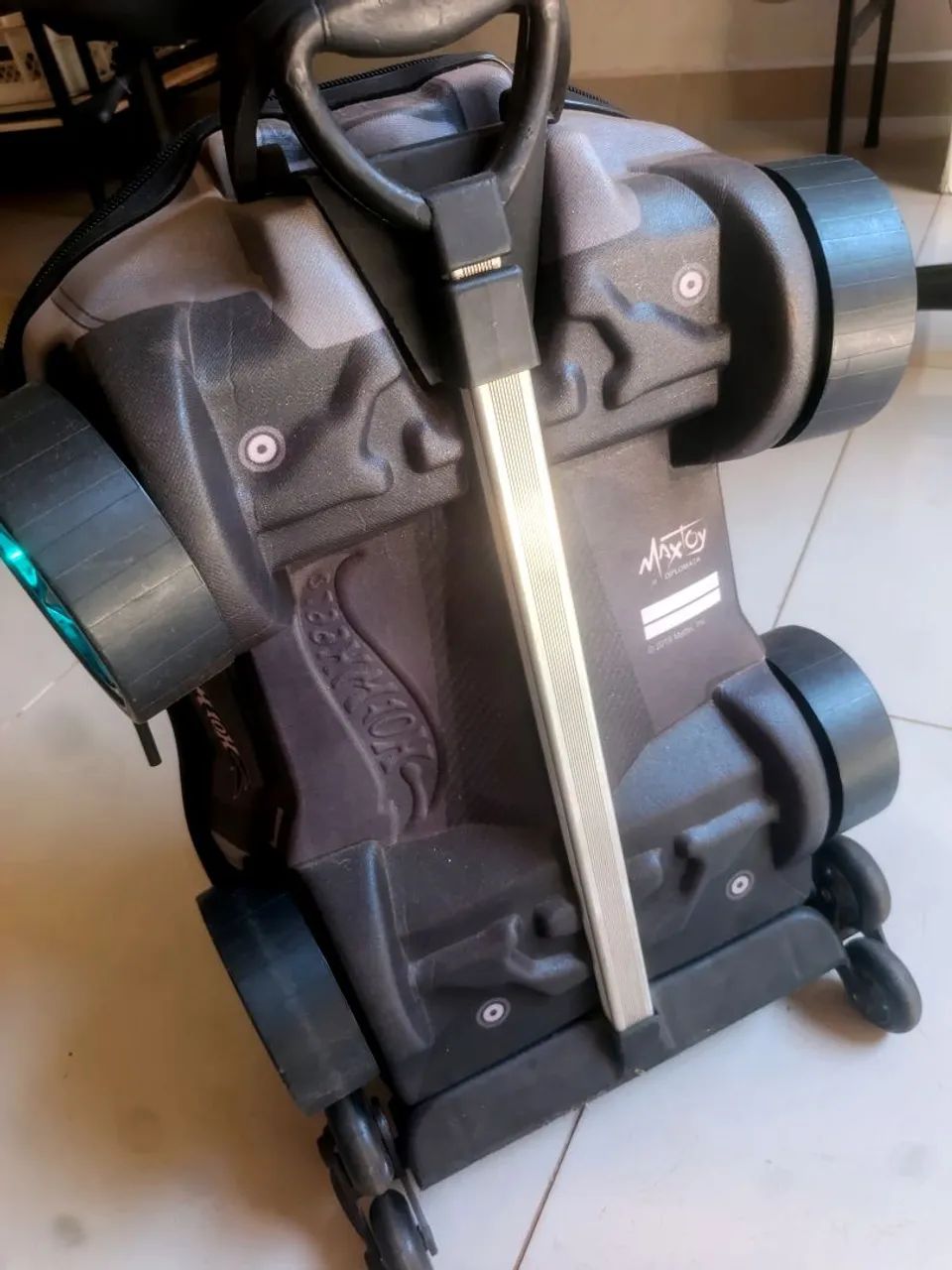 Mochila Hot Wheels com rodinhas - Foto 4
